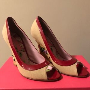 Betsy Johnson.Beautiful Floral detailed Wedges!🌺